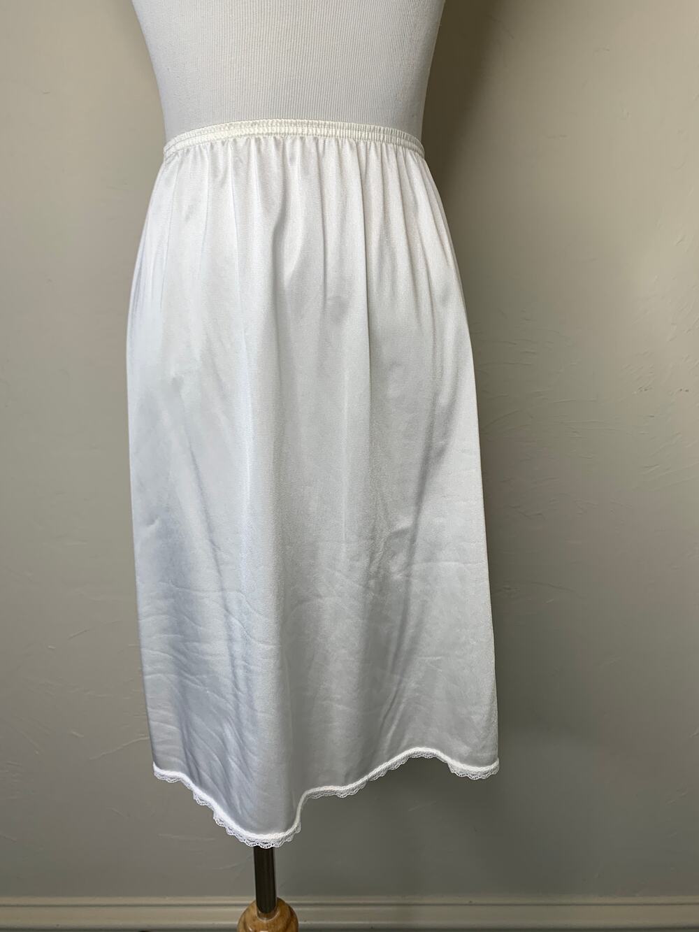 Vassarette White Half Slip Sz Small 20"